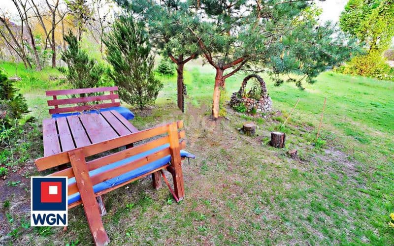 Dom na dużej działce z budynkami gospodarczymi. — zdjęcie 13