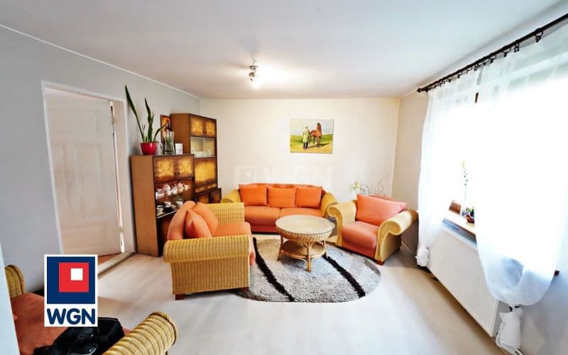 Dom na dużej działce z budynkami gospodarczymi. — zdjęcie 2