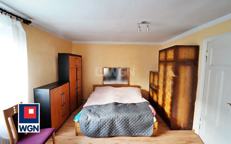 Dom na dużej działce z budynkami gospodarczymi. — zdjęcie 5