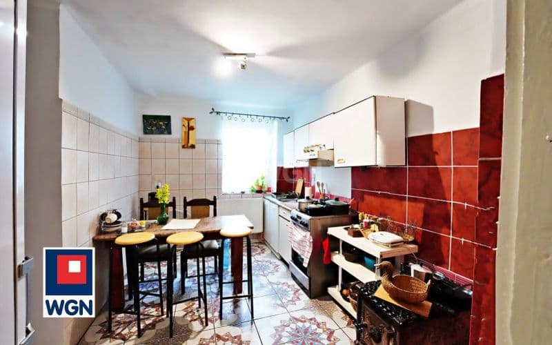 Dom na dużej działce z budynkami gospodarczymi. — zdjęcie 9