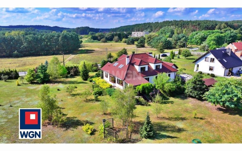 Bajeczny dom w okolicy lasów i jezior — zdjęcie 2